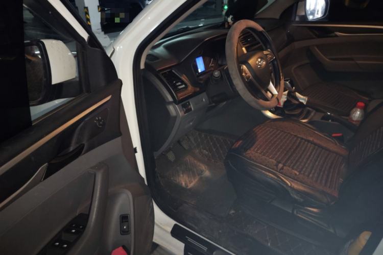 Used SAIC MAXUS T60 2017 2.8T Diesel Manual 4x4 High-Ride Comfort Edition Long Wheelbase China V Standard