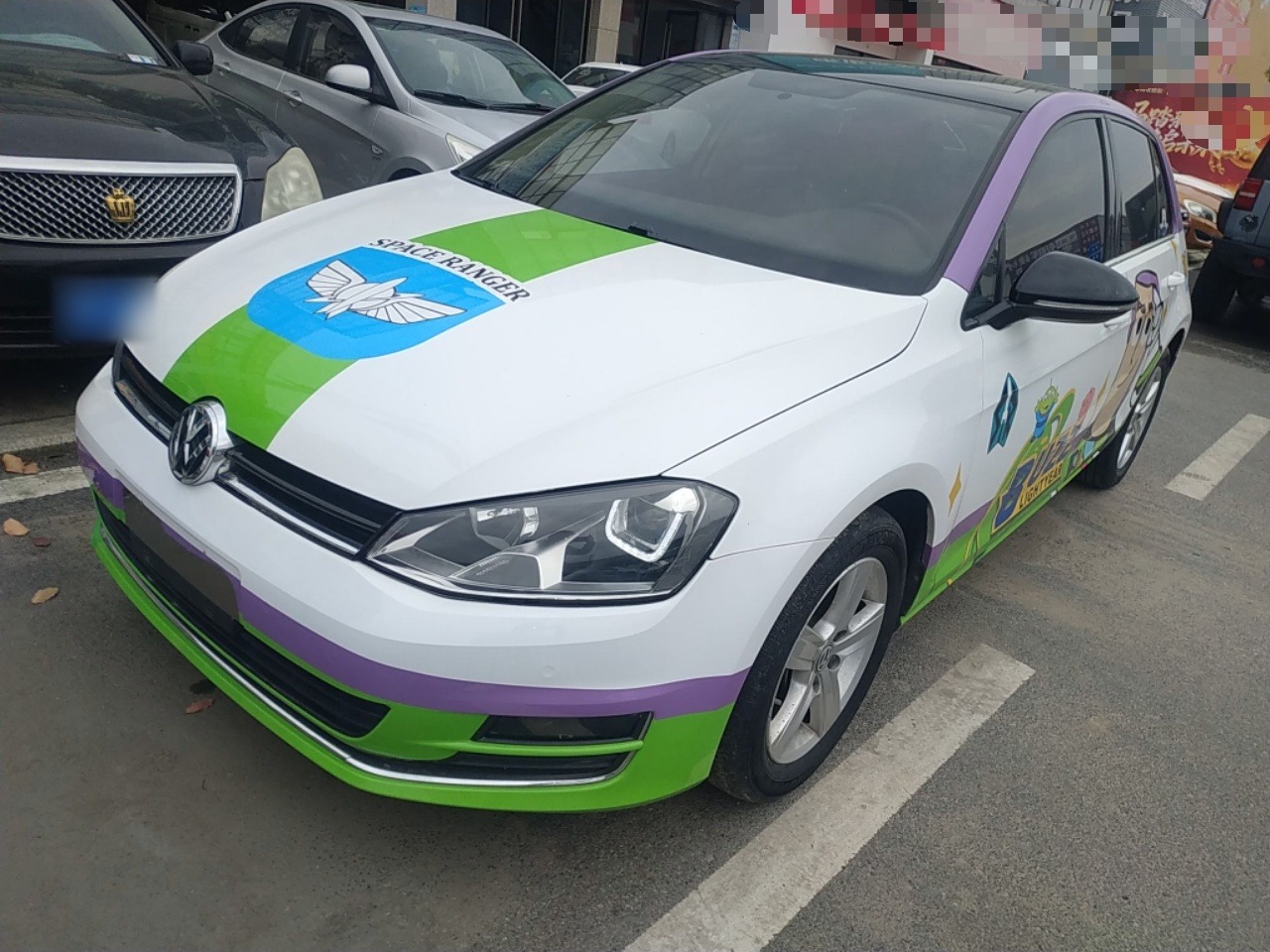 Под передней частью автомобиля