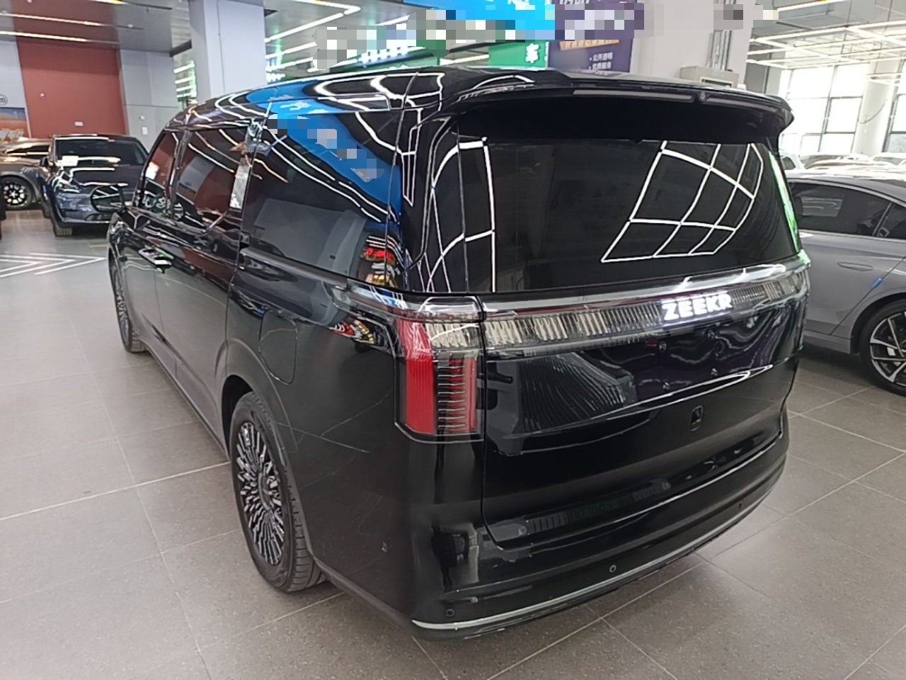 Zeekr 009 2024 7-Seater Walk-Through Version Four-Wheel Drive 108 kWh — снимка 4