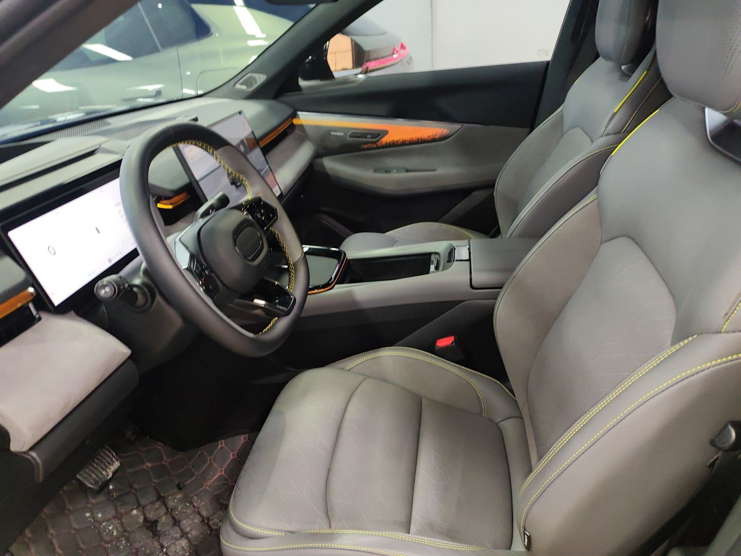 المقاعد الأمامية داخل السيارة