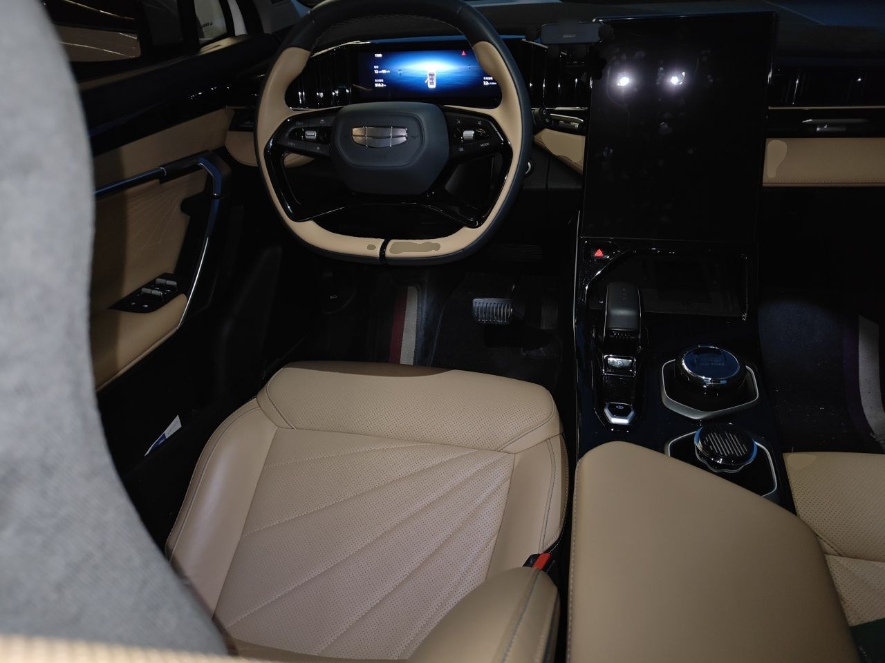 Geely Auto FX11 2023 1.5TD DCT Prestige Edition — снимка 10
