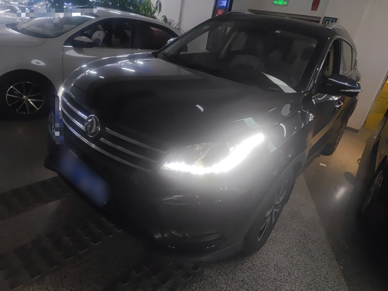 Под передней частью автомобиля