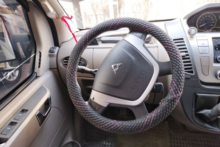 Used SAIC MAXUS Xintu V80 2016 2.5T Manual Aoyuntong National IV Short Wheelbase Mid-Roof 6-Seater