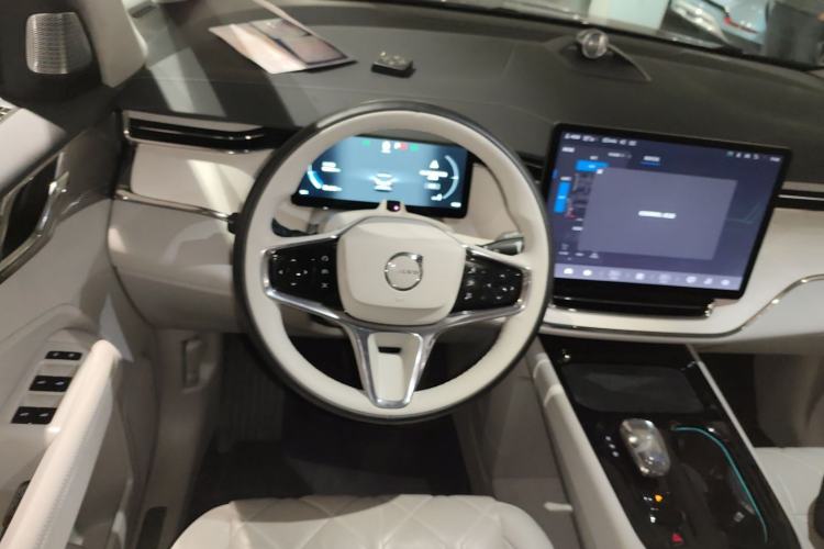 Used Volvo EM90 2025 Ultra Six-Seater