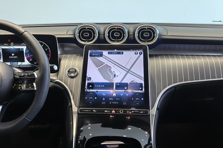 Used Mercedes-Benz GLC 2023 Facelift GLC 260 L 4MATIC Luxury Version 5 Seats