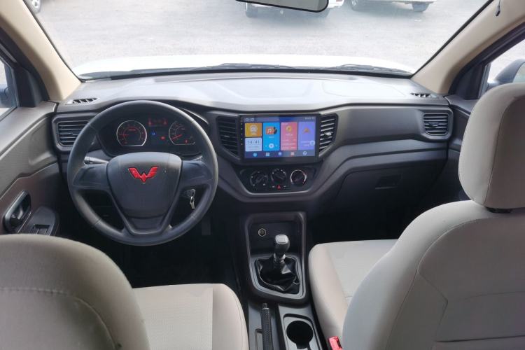 Used Wuling Hongguang V 2022 1.5L Jingqu Edition Electric-Assist LAR Center Console