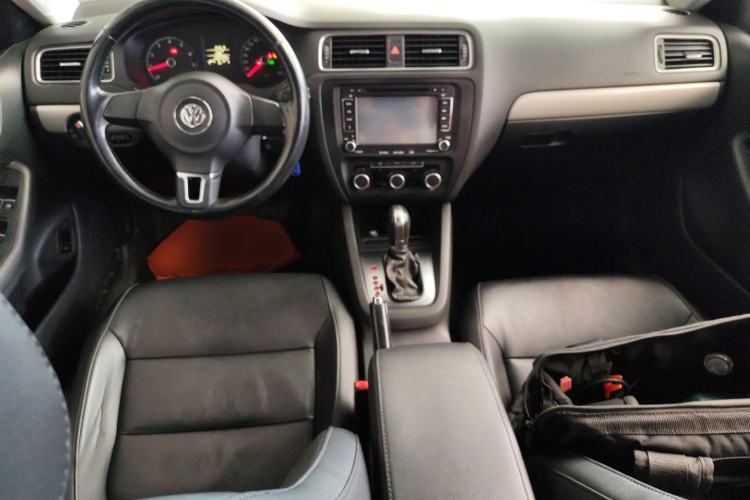 Used Volkswagen Sagitar 2014 Revised Version 1.6L Automatic Comfort Edition Center Console