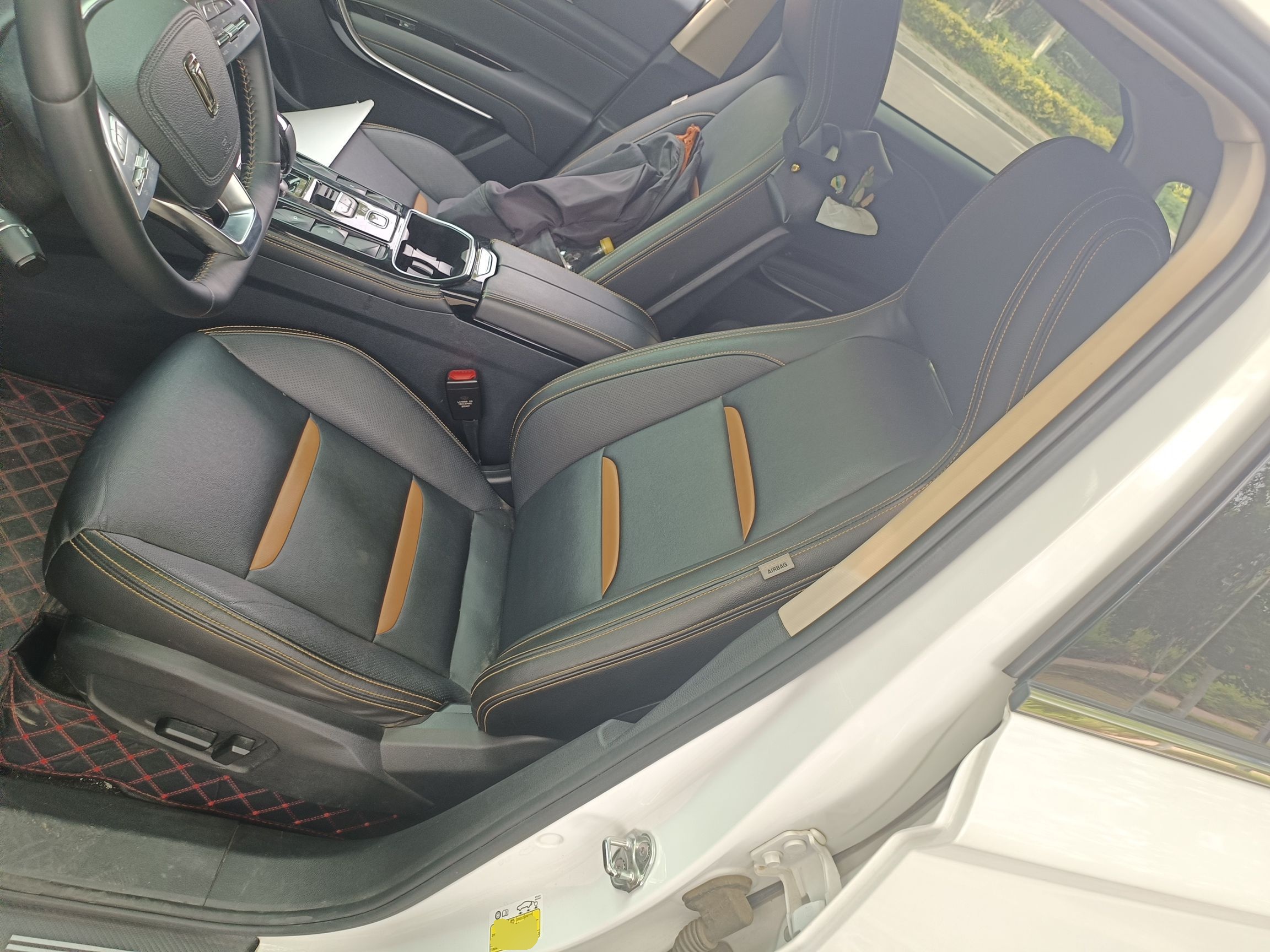 المقاعد الأمامية داخل السيارة