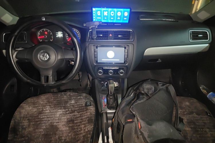 Used Volkswagen Sagitar 2012 1.6L Automatic Comfort Edition Center Console