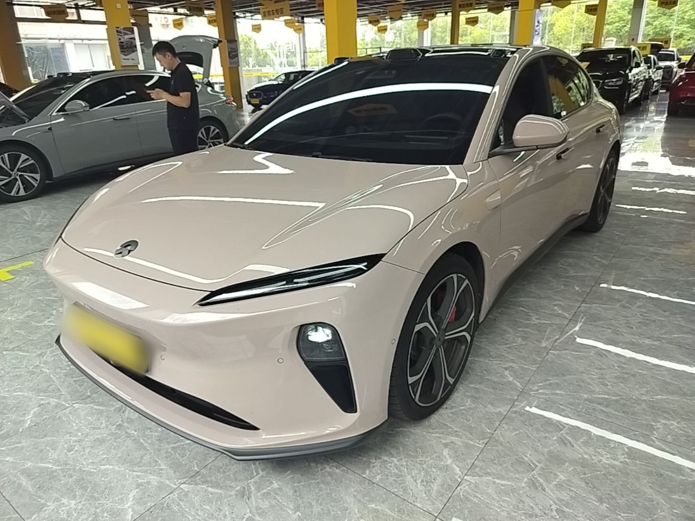 Под передней частью автомобиля