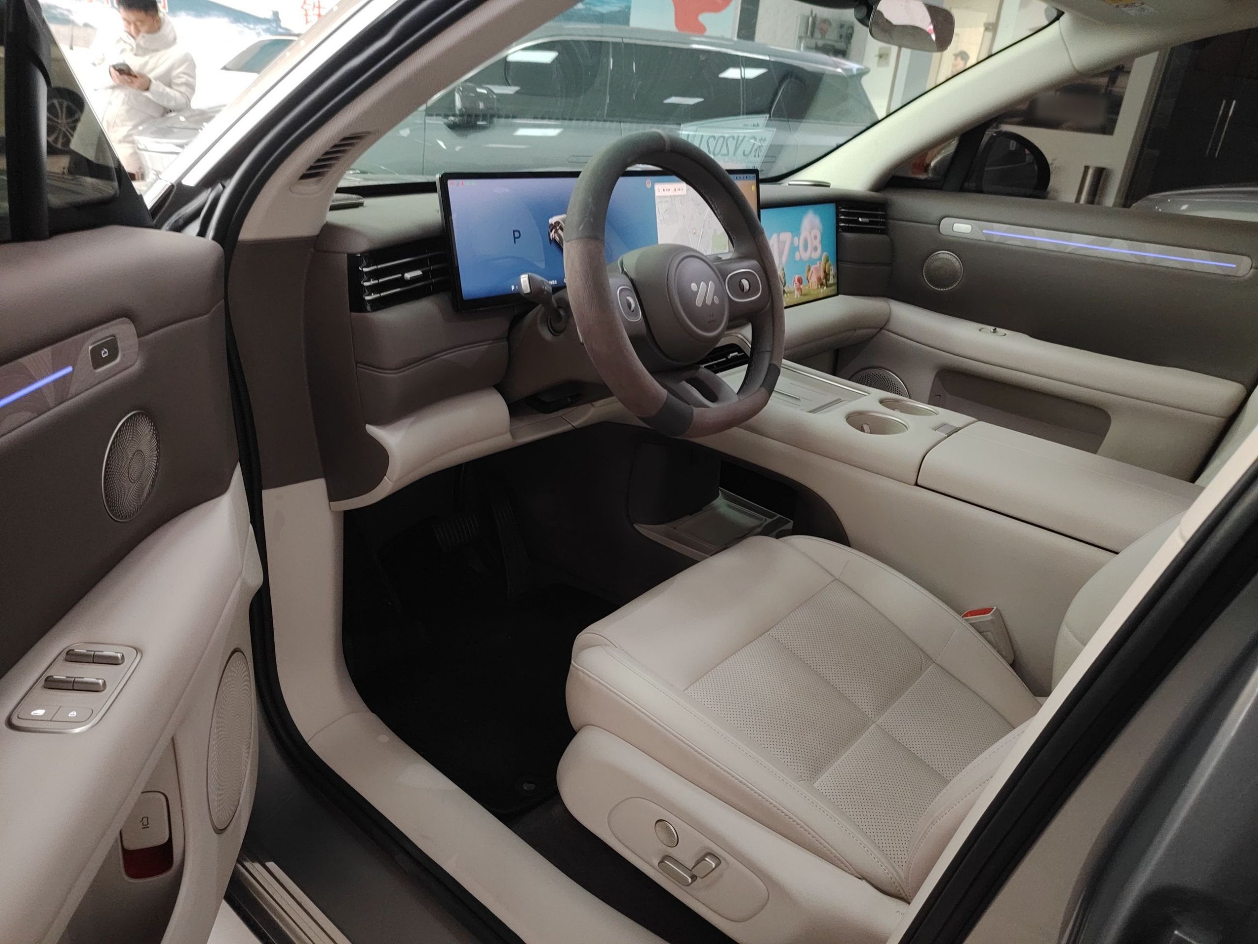 المقاعد الأمامية داخل السيارة