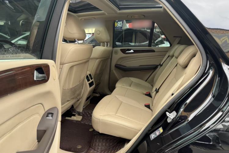 Used Mercedes-Benz M-Class 2015 ML 400 4MATIC Dynamic Model Interior 2