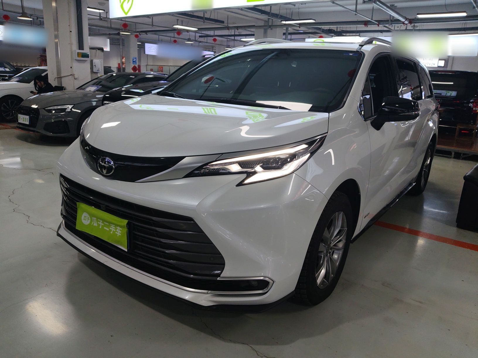 تحت مقدمة السيارة