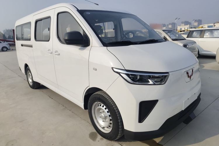 Used Wuling Yangguang 2024 300KM Comfort Version Passenger Van 75kW