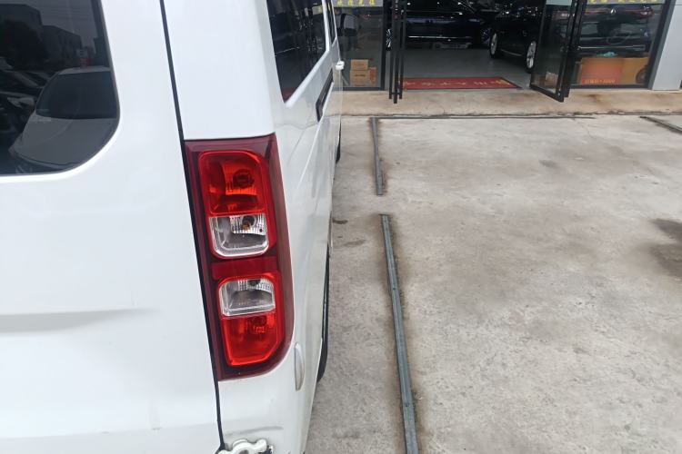 Used Wuling Yangguang 2024 300km Comfort-Grade Passenger Van 60kW
