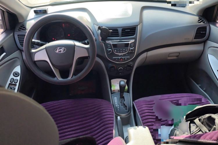 Used Hyundai Verna (older generation) 2014 1.4L Automatic Smart GLS Center Console