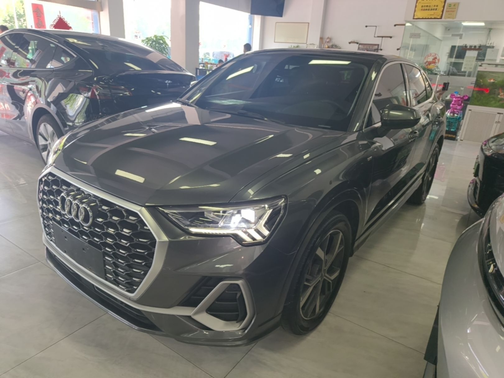 Unter der Vorderseite des Autos