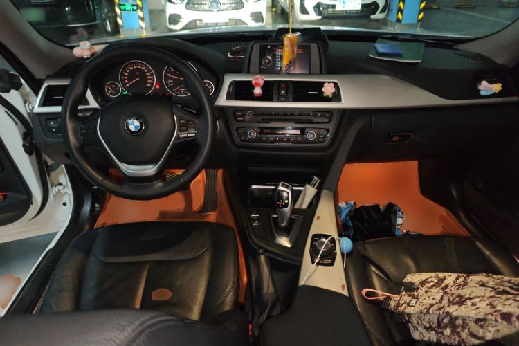 Used BMW 3 Series GT 2014 320i Leading Model Center Console