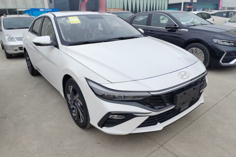 Used Hyundai Elantra 2023 1.5L CVT GLX Elite Edition Front Right 45 Deg