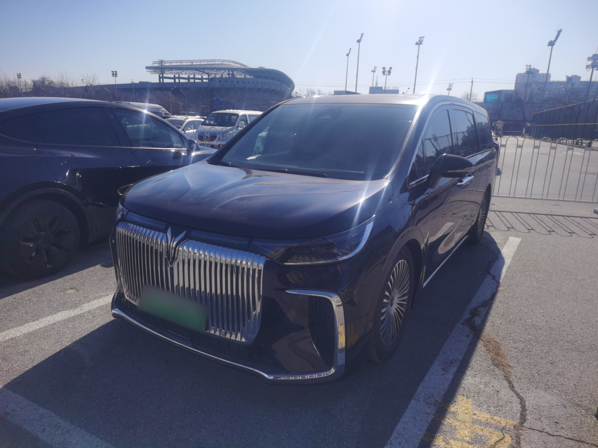 Под передней частью автомобиля