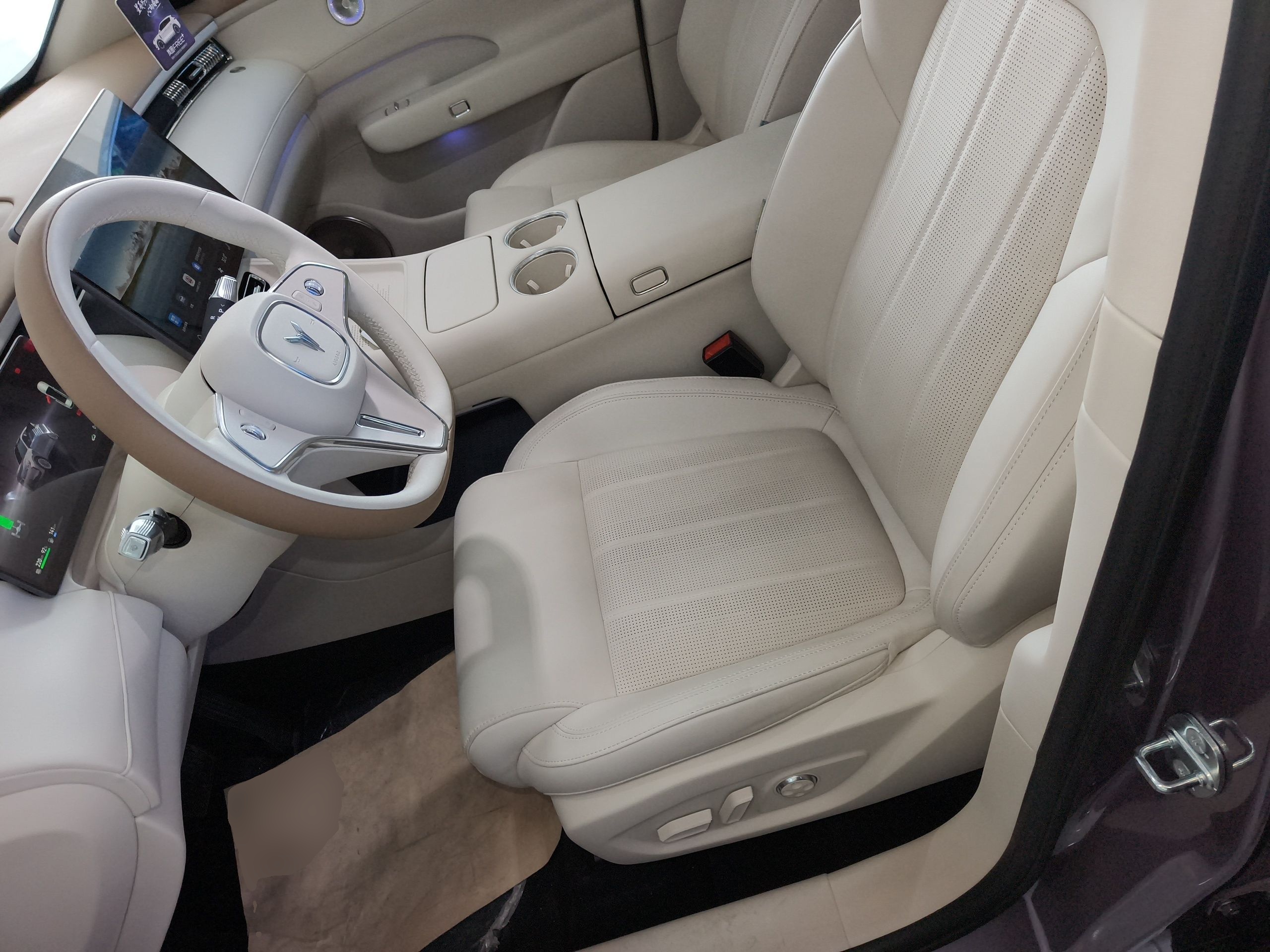 المقاعد الأمامية داخل السيارة