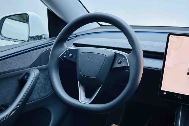 Used Tesla Model Y 2025 Long-Range All-Wheel-Drive Version