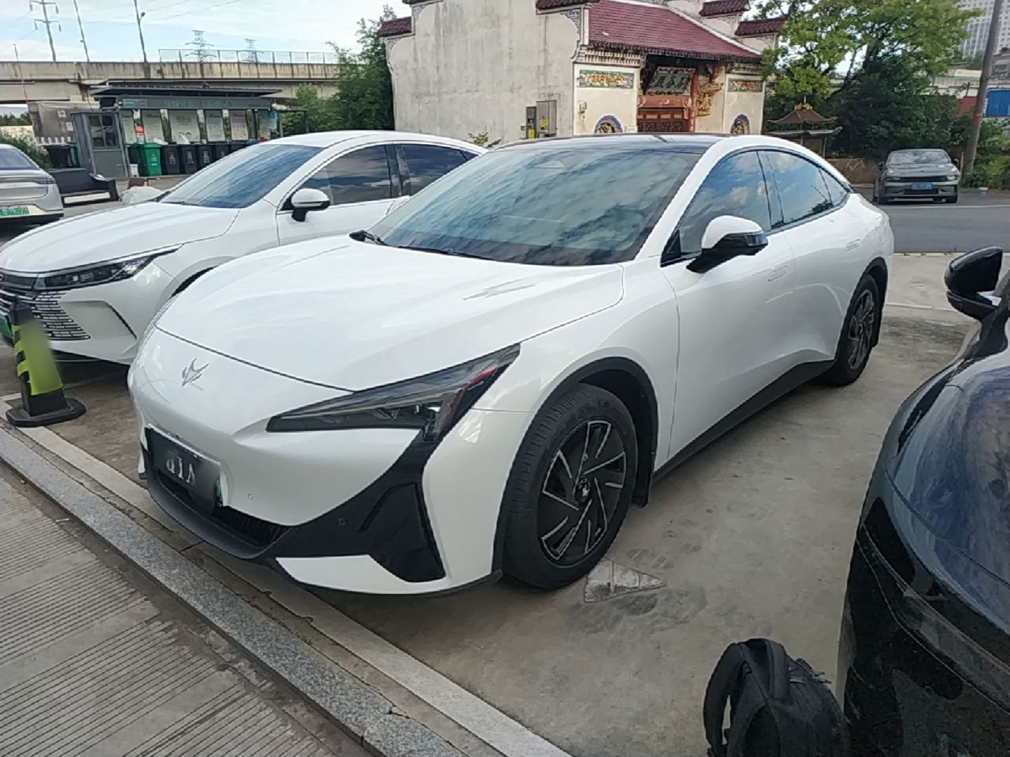 Под передней частью автомобиля