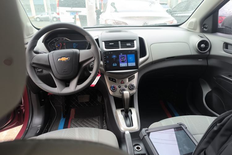 Used Chevrolet Aveo Sonic 2014 Sedan 1.4SL AT Fashion Edition Center Console