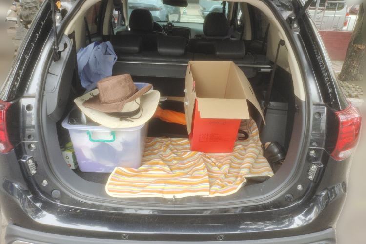 Used Mitsubishi Outlander 2018 2.4L 4x4 Luxury Edition 7-Seater Trunk