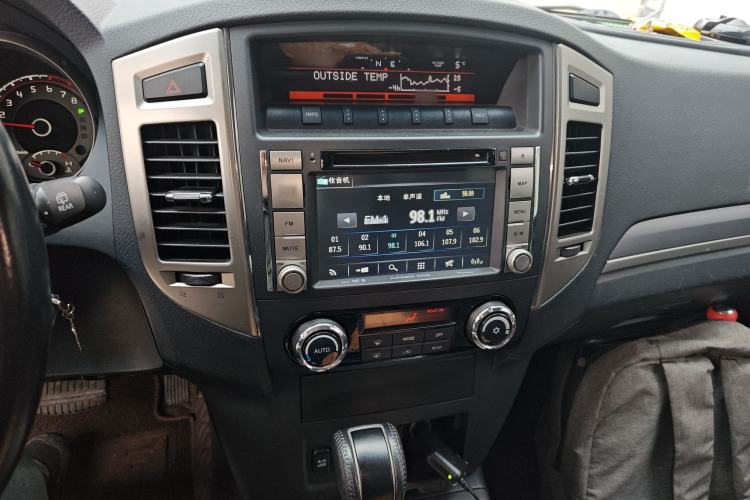 Used Mitsubishi Pajero 2015 3.0L Automatic Elite Overdrive Version China IV Standard Audio And AC Panel