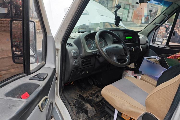 Used Iveco Power Daily 2013 2.8T-V36 Box Truck Driver Seat