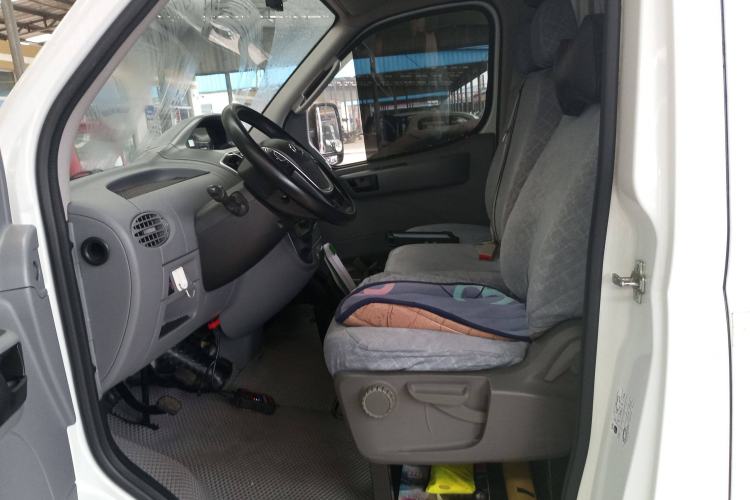 Used SAIC MAXUS Xintu V80 2021 2.0T Manual Classic City Delivery King Short Wheelbase Mid-Roof Design 3 Seats
