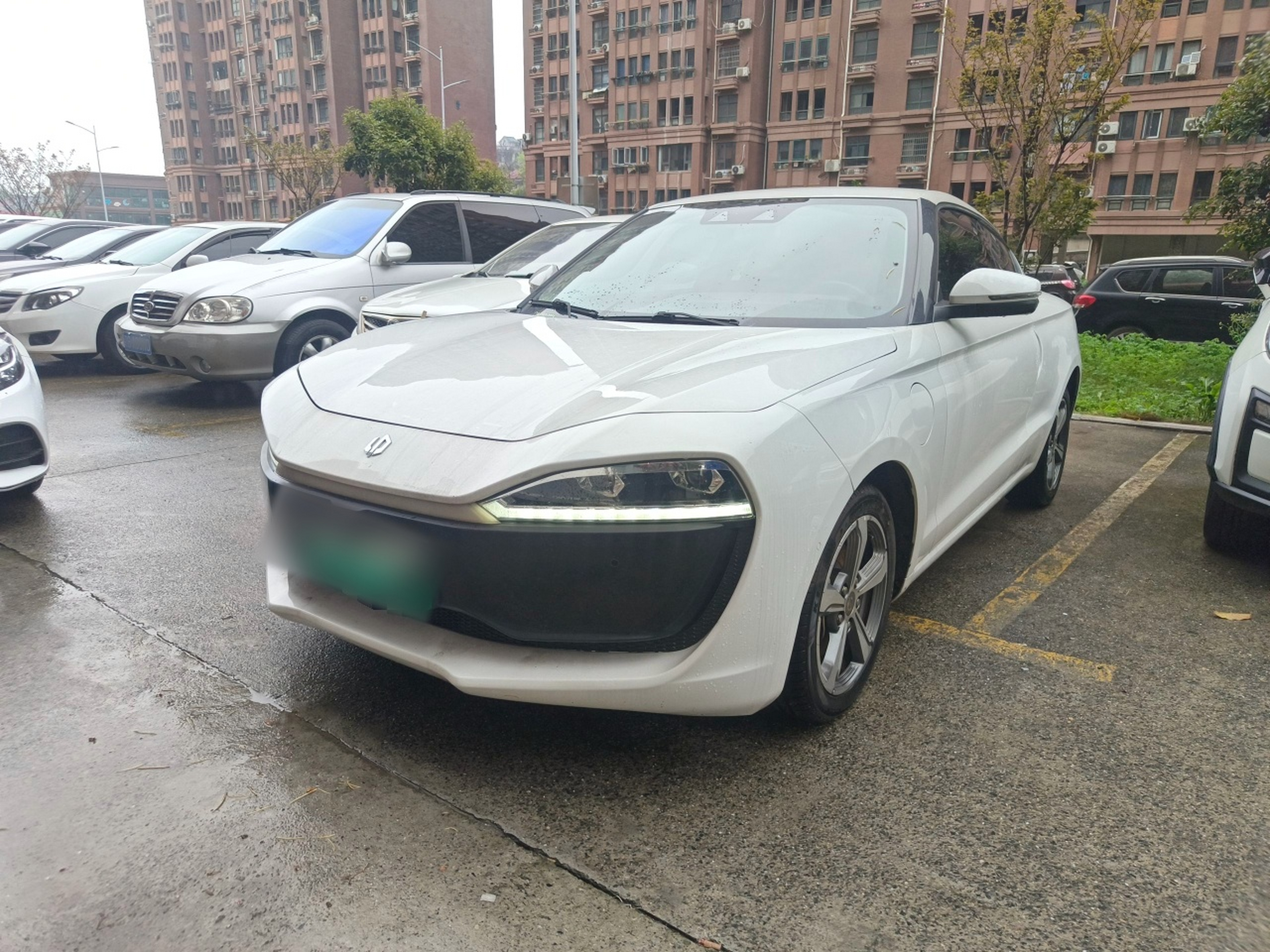Под передней частью автомобиля