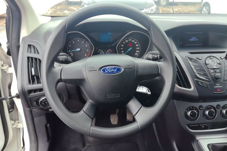 Used Ford Focus 2015 Hatchback 1.6L Manual Fashion Edition
