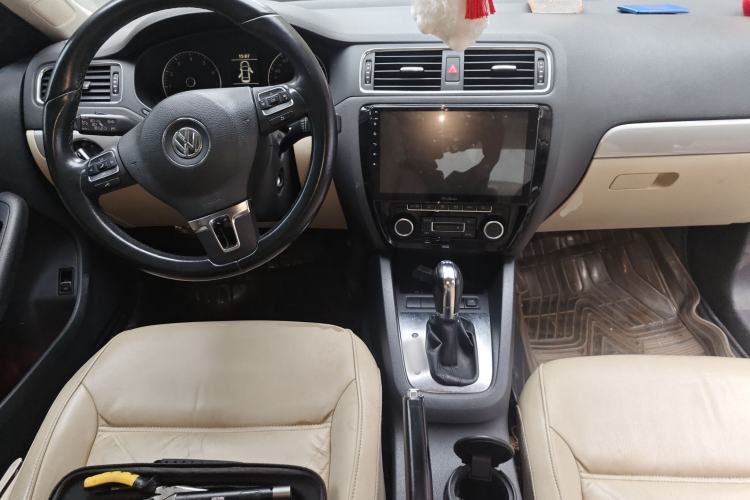 Used Volkswagen Sagitar 2012 1.4TSI Automatic Luxury Edition Center Console