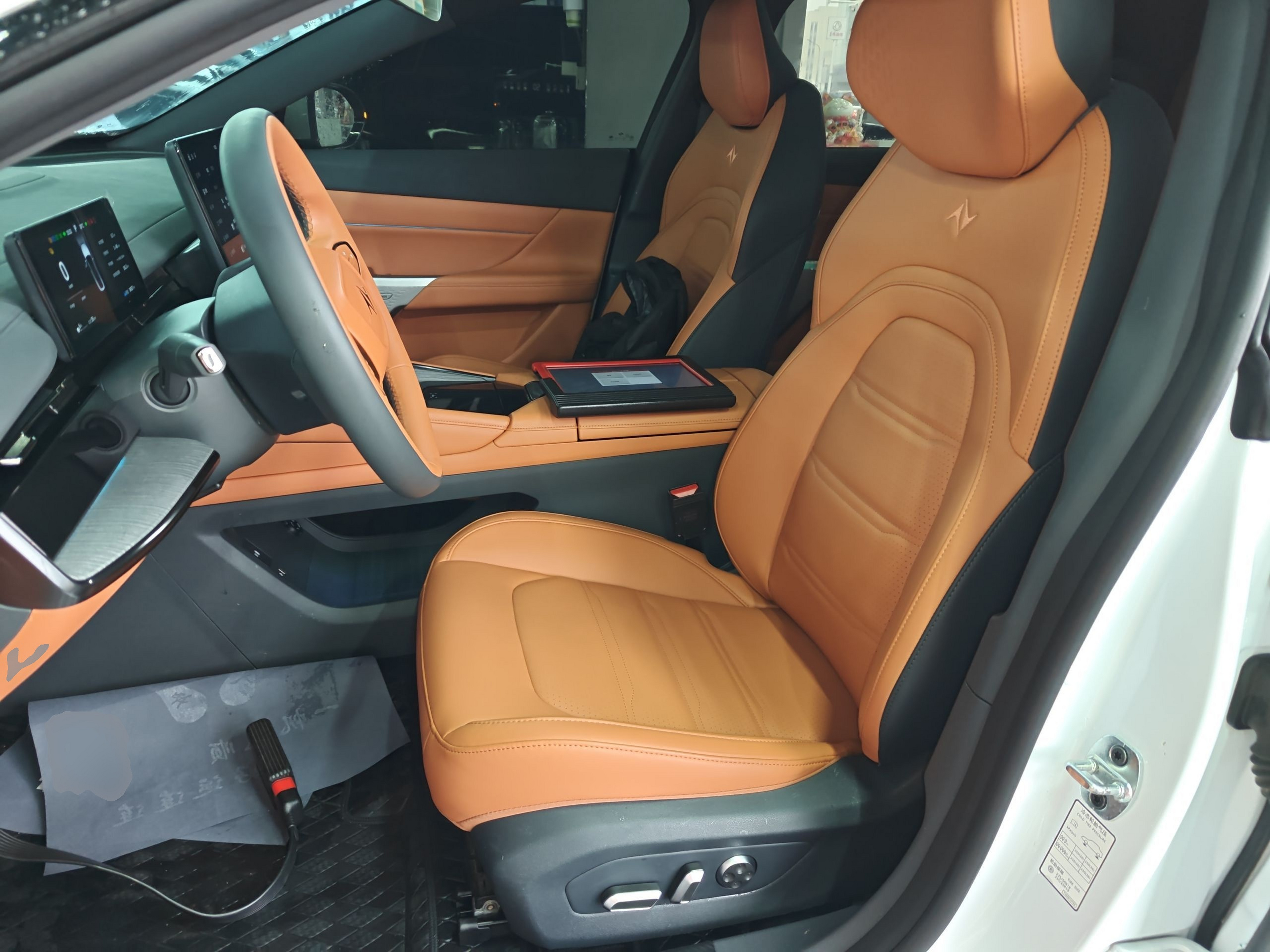 المقاعد الأمامية داخل السيارة