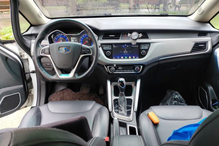 Used Geely Auto Vision X3 2017 1.5L Automatic Elite Model Center Console