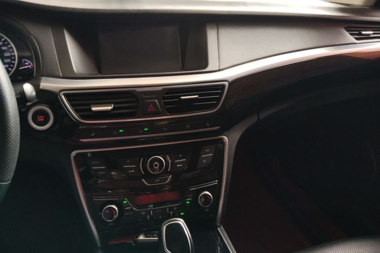 Used Geely Auto Emgrand GT 2015 1.8T Flagship Model Center Console