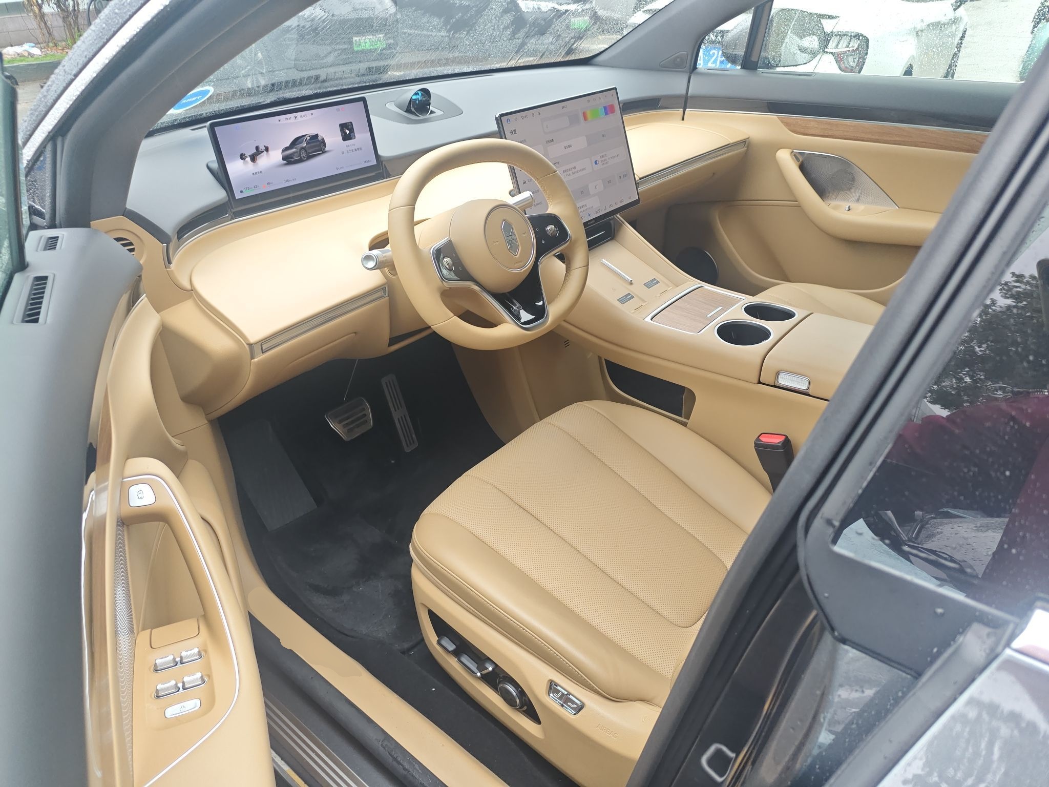 المقاعد الأمامية داخل السيارة