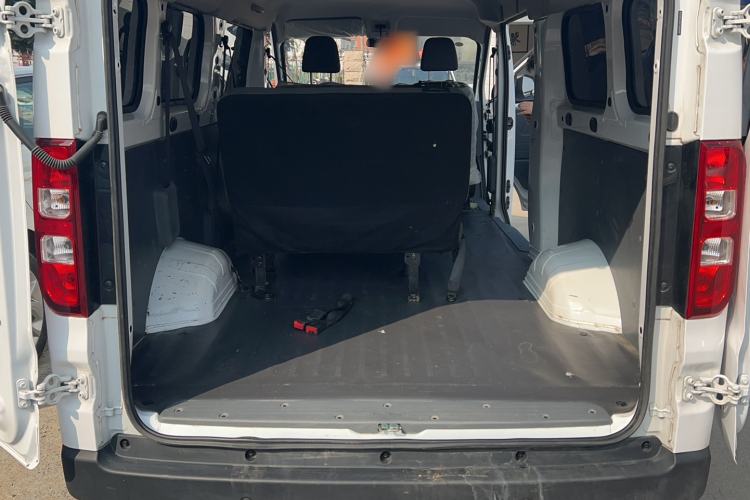 Used Wuling Yangguang 2024 300KM Comfort Version Passenger Van 75kW