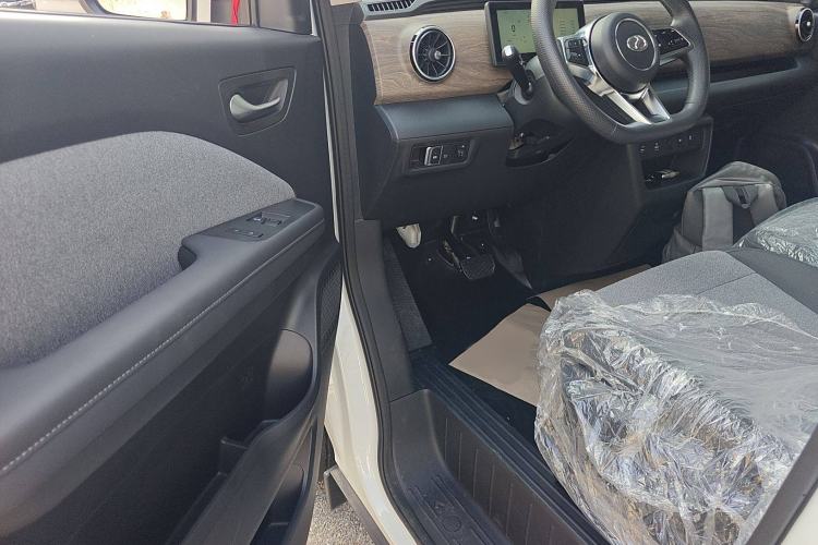 Used Ruichi EC75 2025 Model Passenger Vehicle Smart Driving Ultra-Charging Edition Pioneer II 50.1 kWh