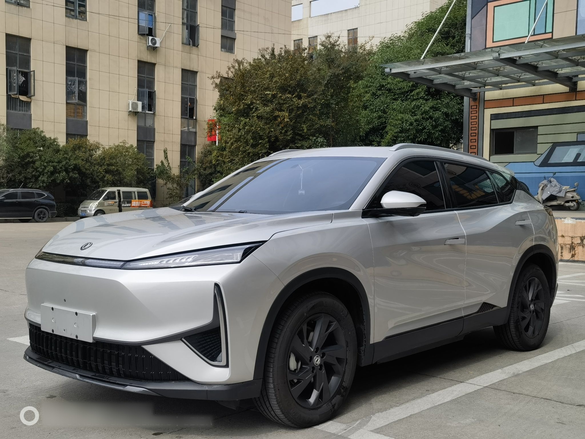 Под передней частью автомобиля