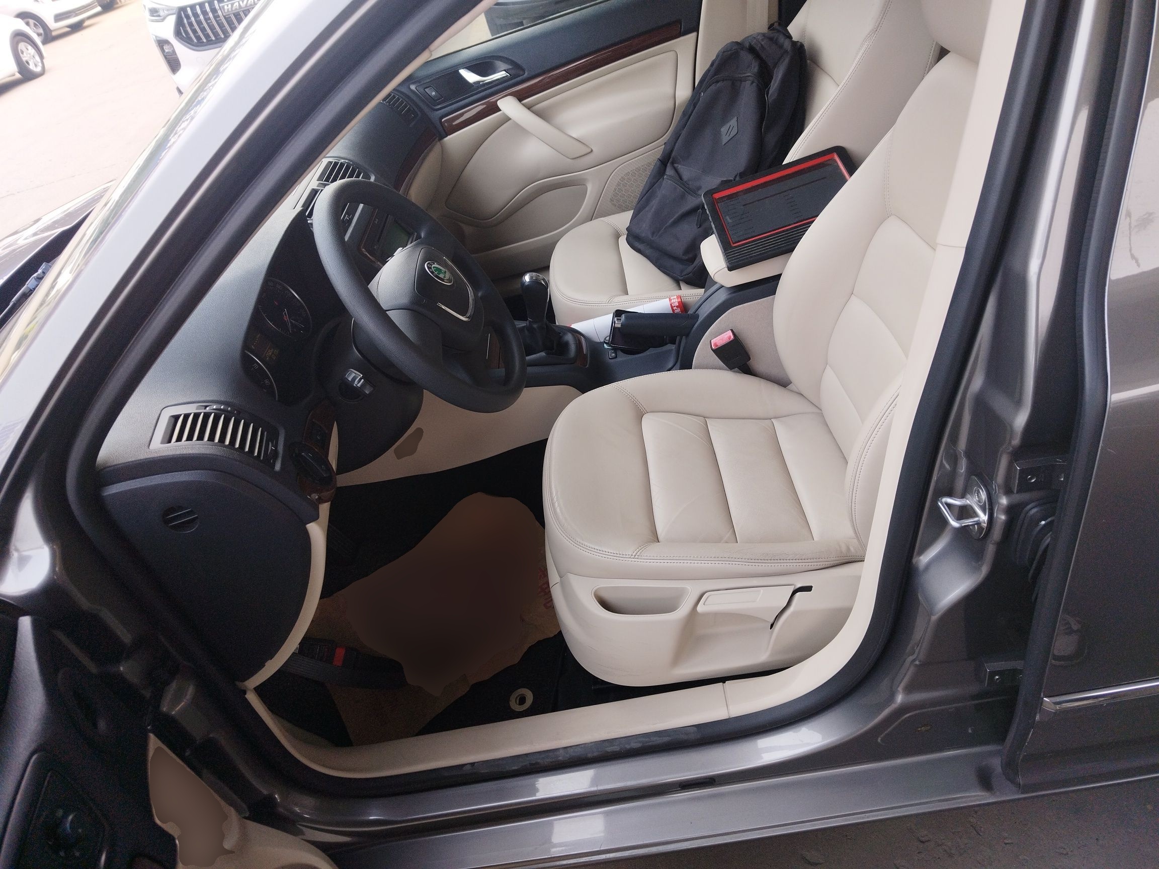 المقاعد الأمامية داخل السيارة