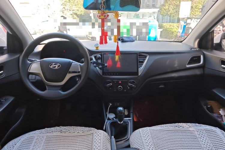 Used Hyundai Verna (new generation) 2016 1.4L Manual Cool Edition GLS Center Console