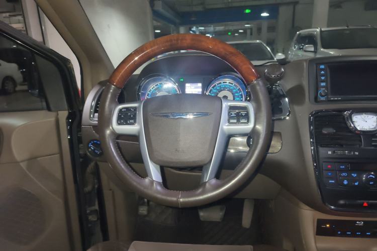 Used Chrysler Grand Voyager 2013 3.6L Luxury Edition Steering Wheel