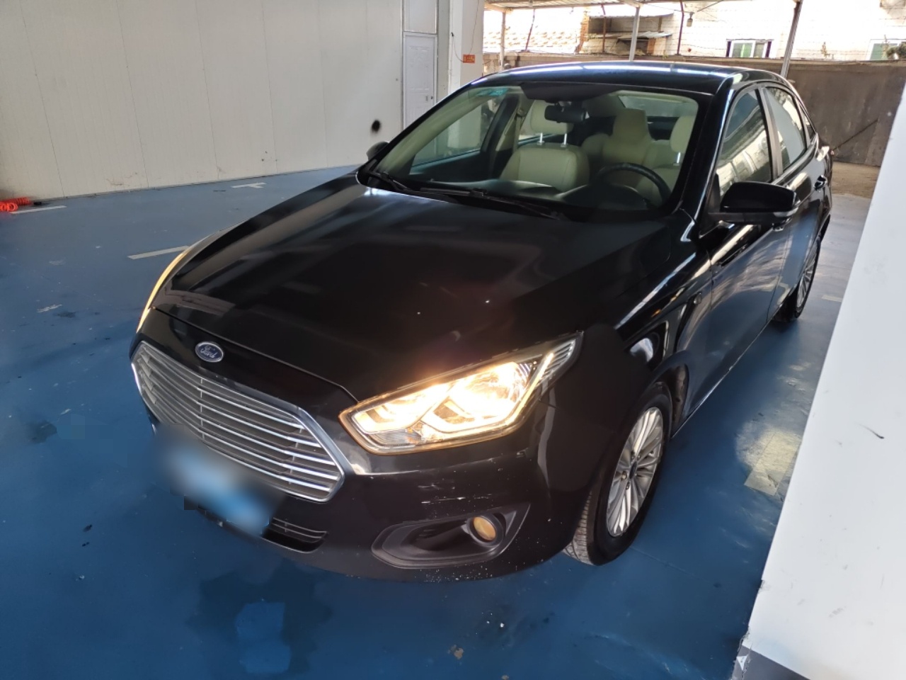 تحت مقدمة السيارة