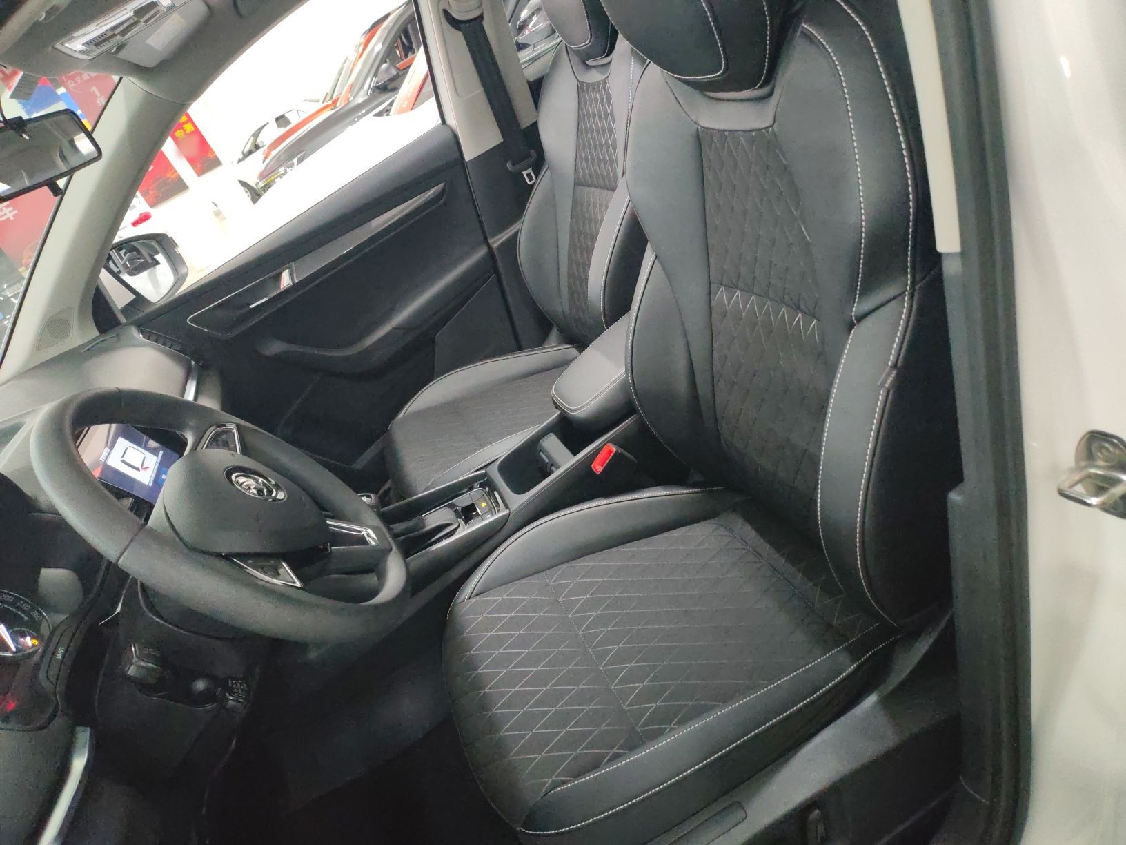 المقاعد الأمامية داخل السيارة