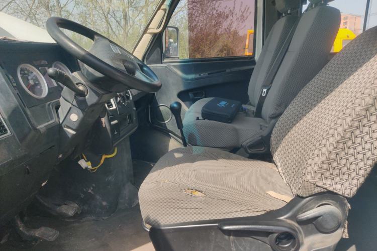 Used Iveco Daily 2020 2.5T A35 Passenger Van Single-Tire Mid-Roof Design 5-9 Seater with Sliding Side Door Meeting China VI Emission Standards
