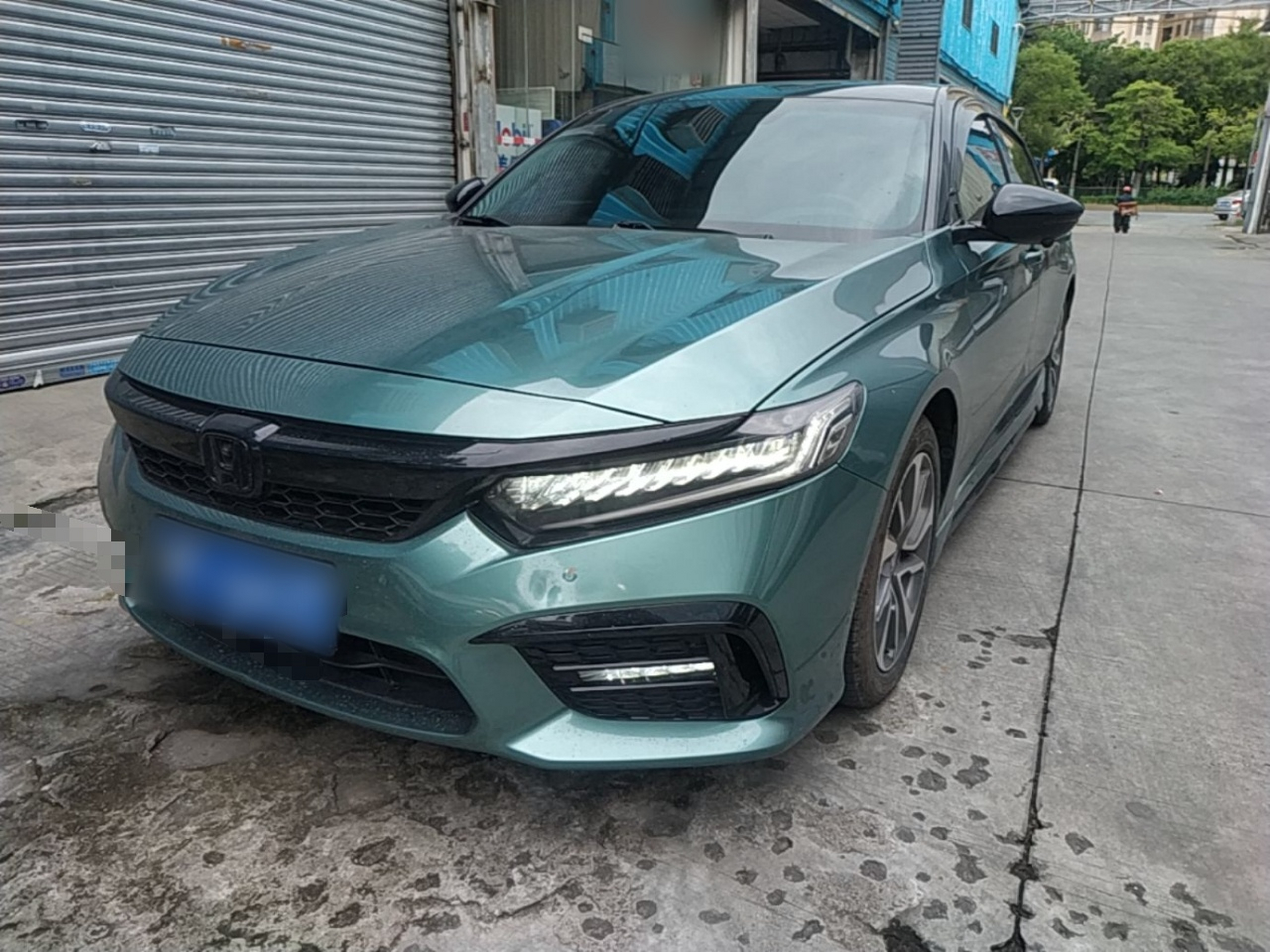 Под передней частью автомобиля