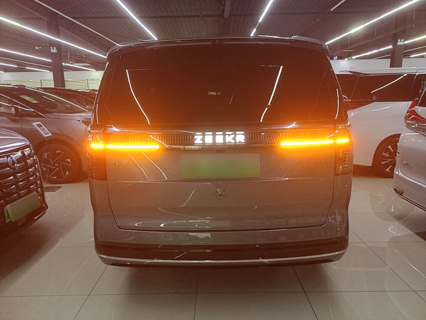 Zeekr 009 2024 Six-Seat Executive Version 4WD 108 kWh — снимка 5